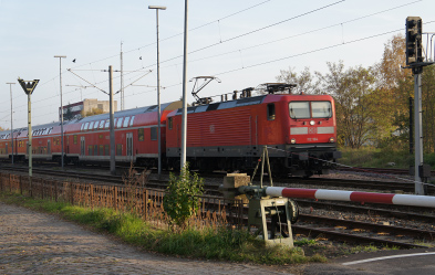 Foto: RE 3 fährt am Bahnübergang Helbigstraße vorbei Foto: RE 3 fährt am Bahnübergang Helbigstraße vorbei