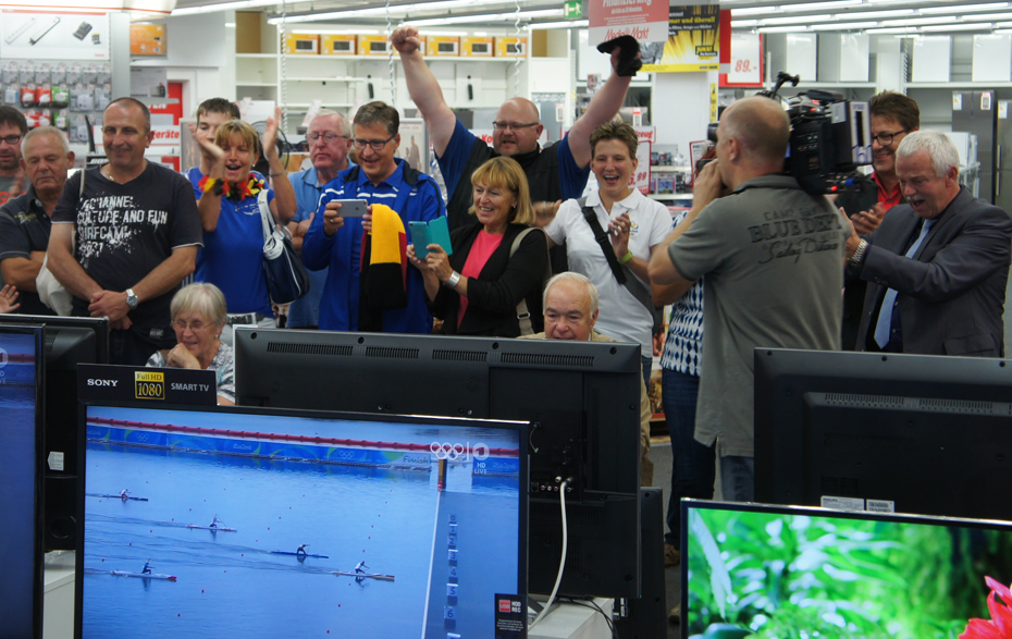 Foto: Jubelnde Zuschauer vor den Fernsehern