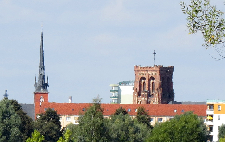 Foto: Die katholische (links) und die evangelische  Kirche