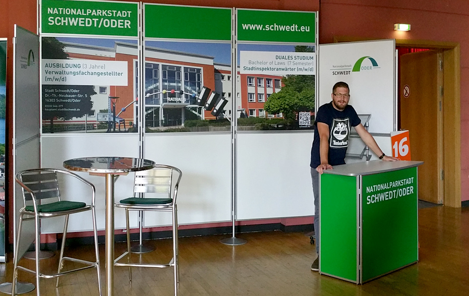 Foto: Messestand mit Betreuer