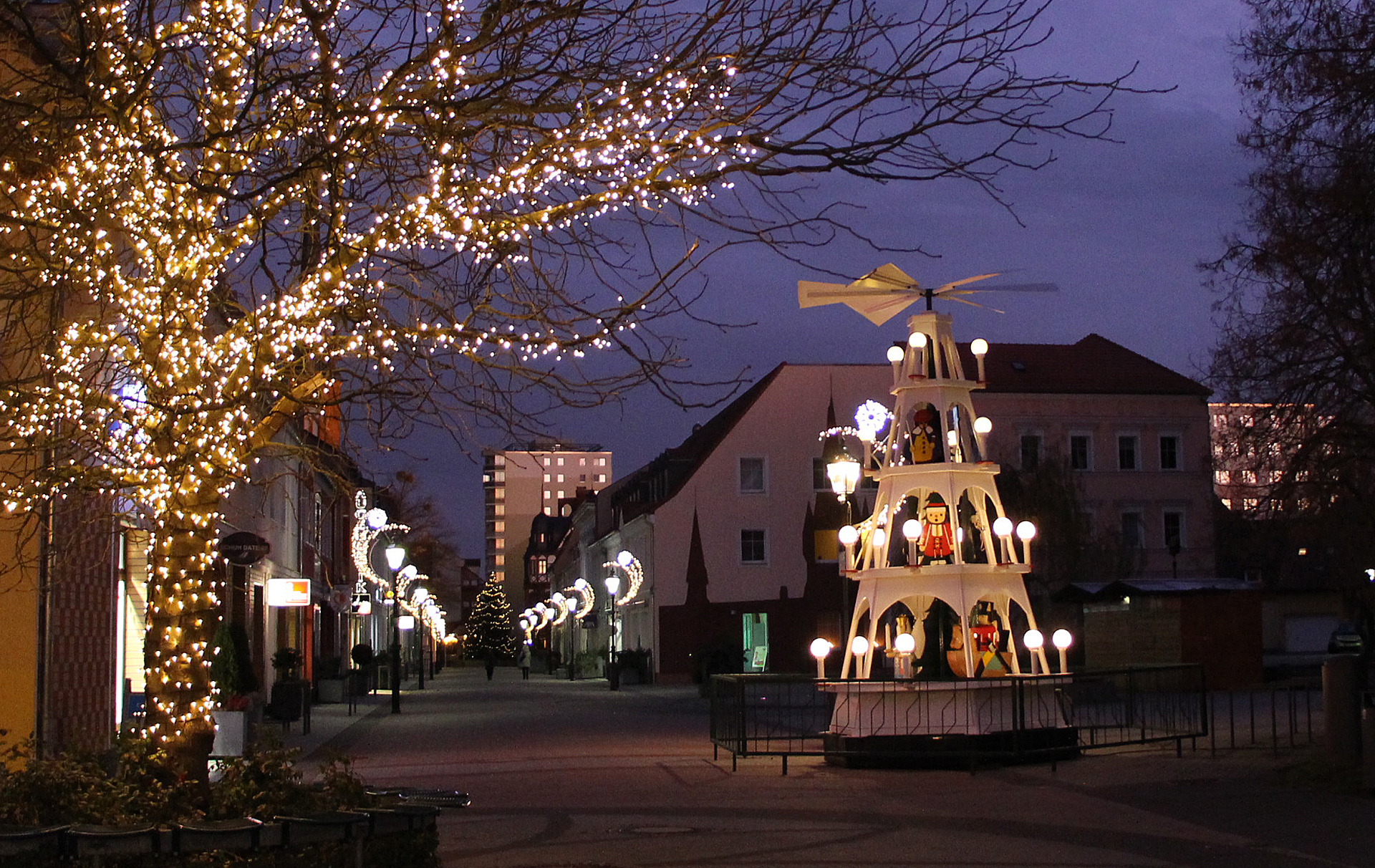 Foto: Pyramide und Lichter in der abendlichen Einkaufsstraße
