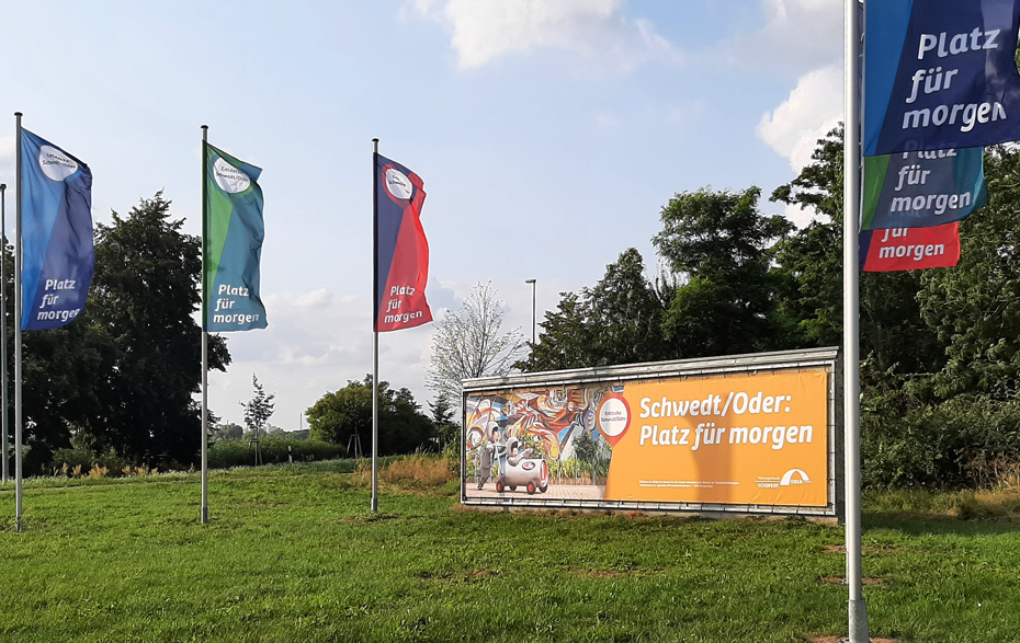 Foto: Banner und Fahnen am Ortseingang