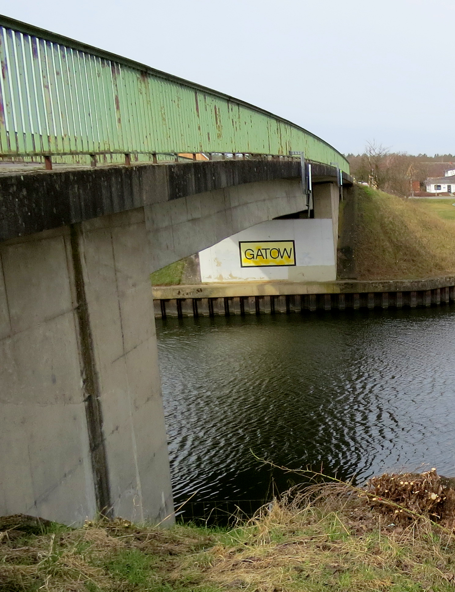 Foto: Brücke über den Kanal