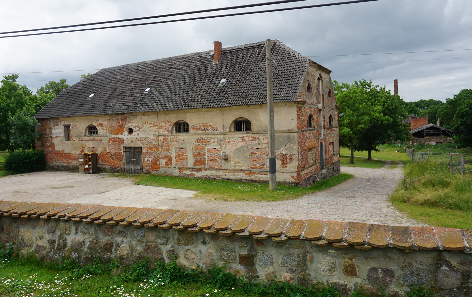Foto: Blick auf das Backsteingebäude