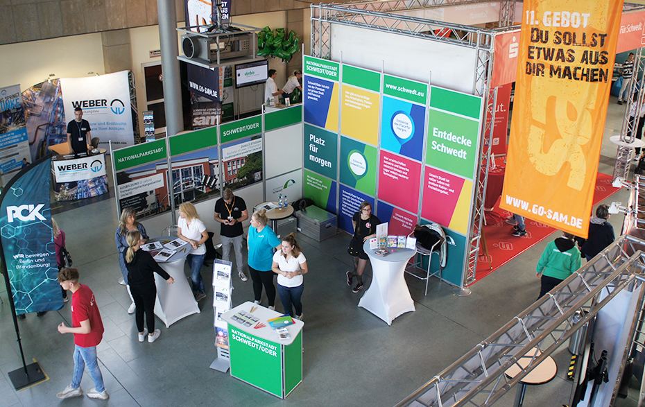 Foto: Blick auf die Messestände im Hauptfoyer von oben