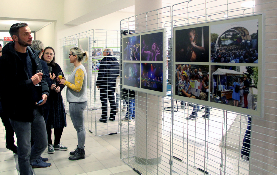 Foto: Gäste bei der Ausstellungseröffnung