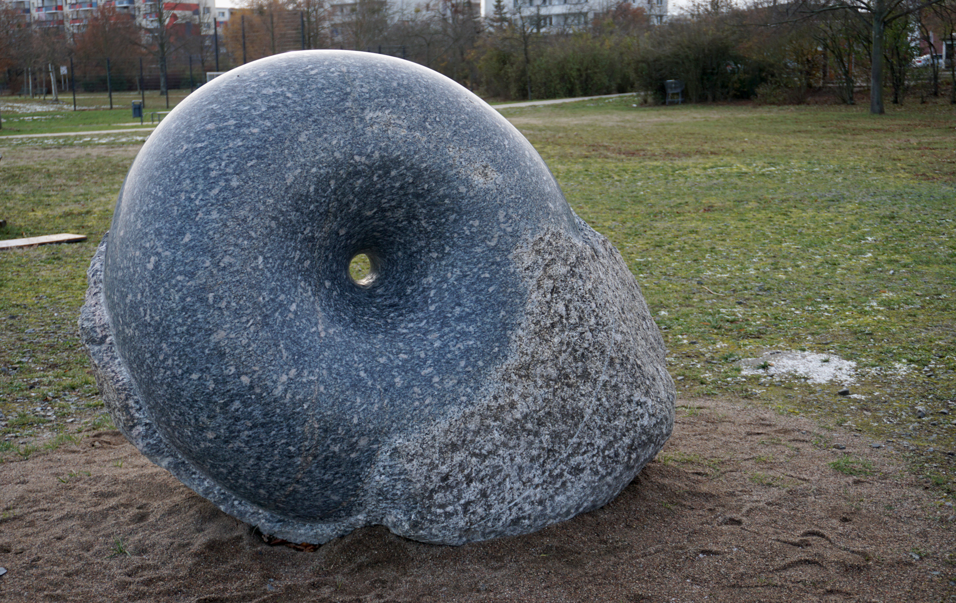 Foto: Steinskulptur mit Loch