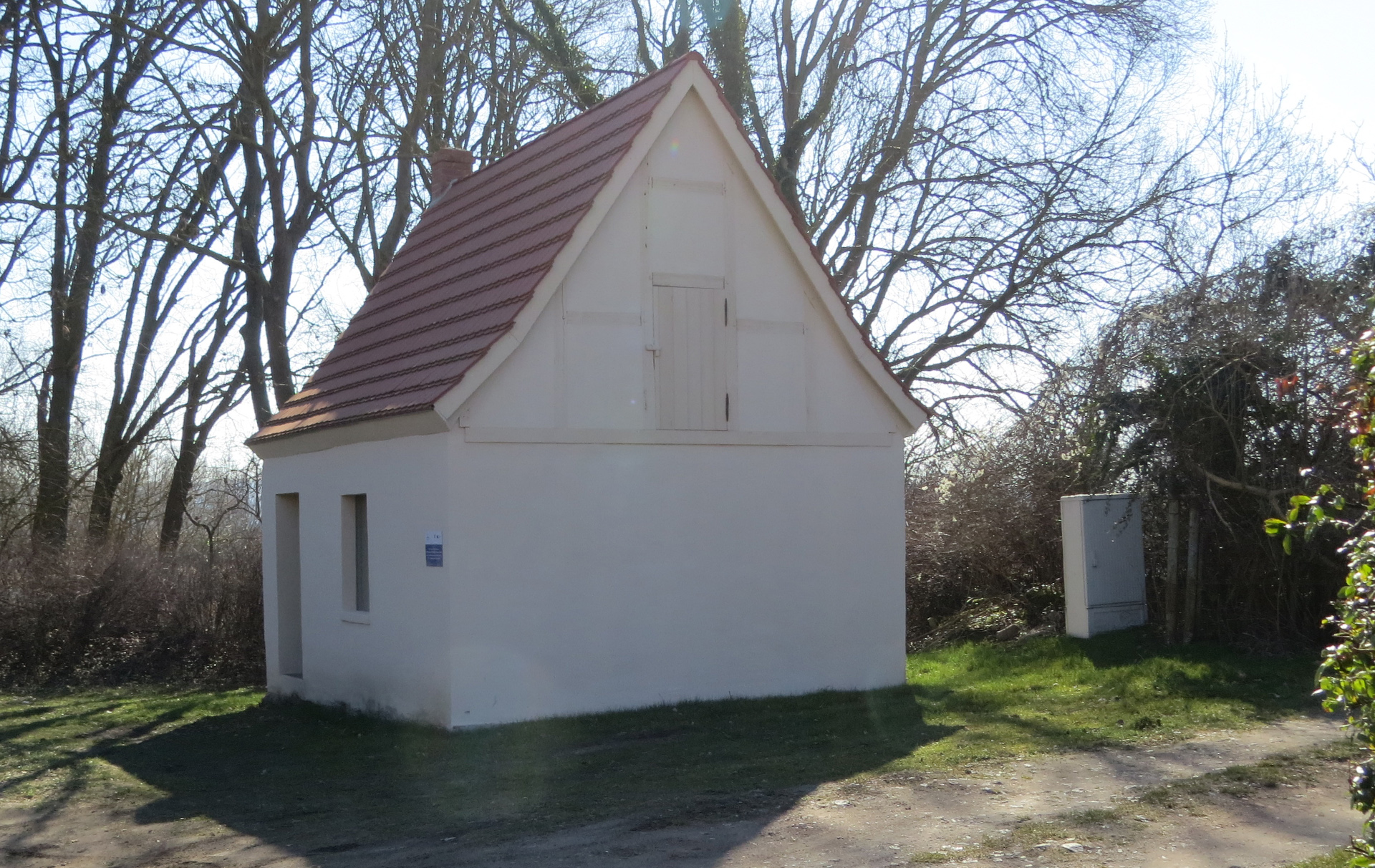 Foto: saniertes eingeschossiges Haus mit Satteldach