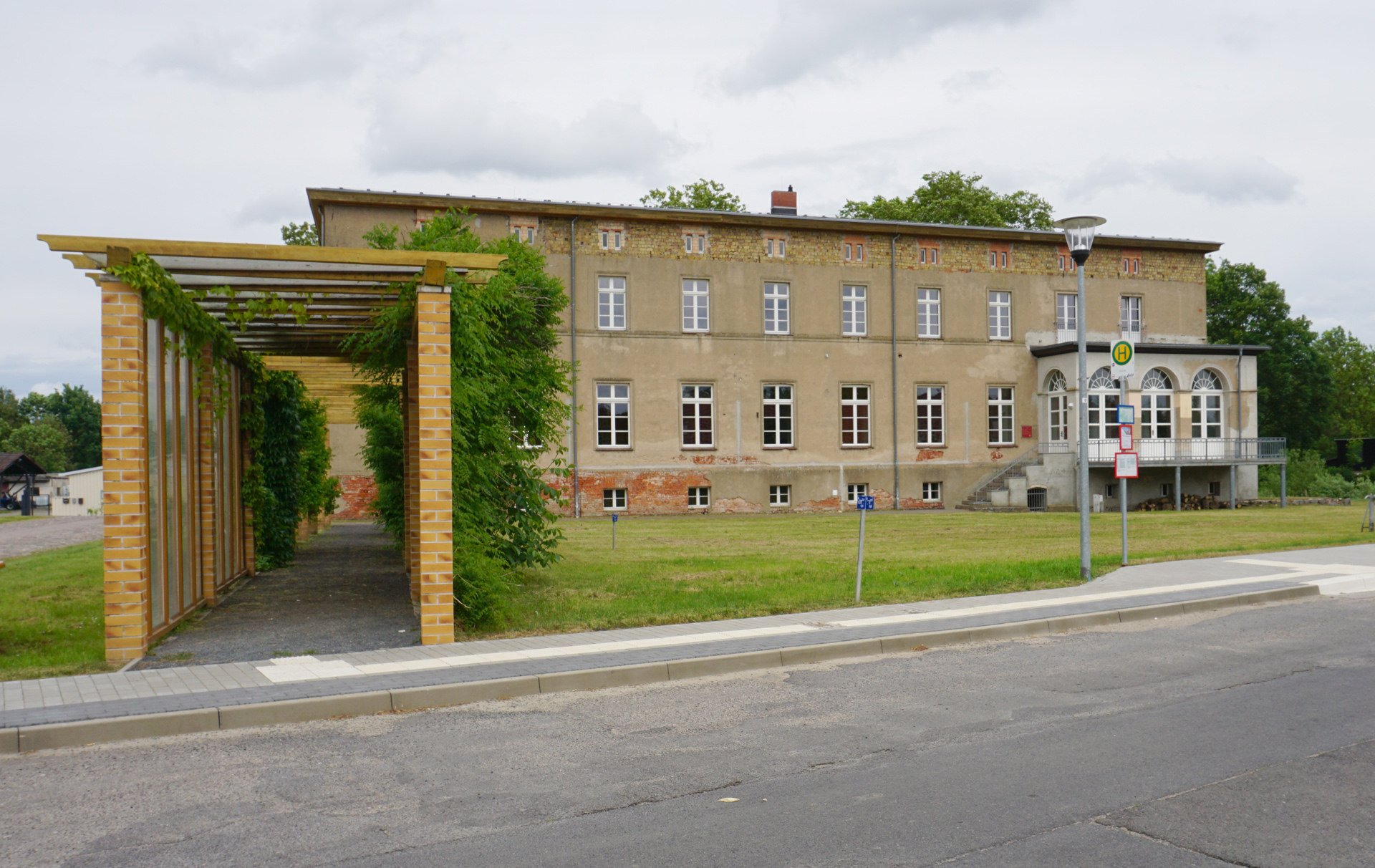 Foto: Haltestelle vor dem Gutshaus Foto: Haltestelle vor dem Gutshaus