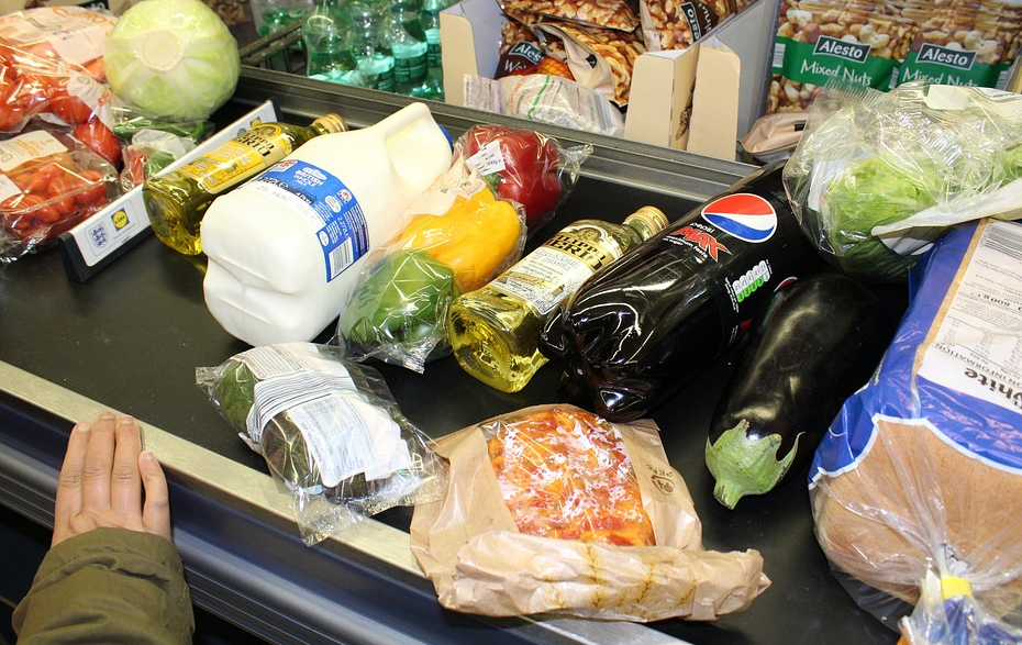 Foto: Lebensmittel auf dem Laufband an einer Kasse