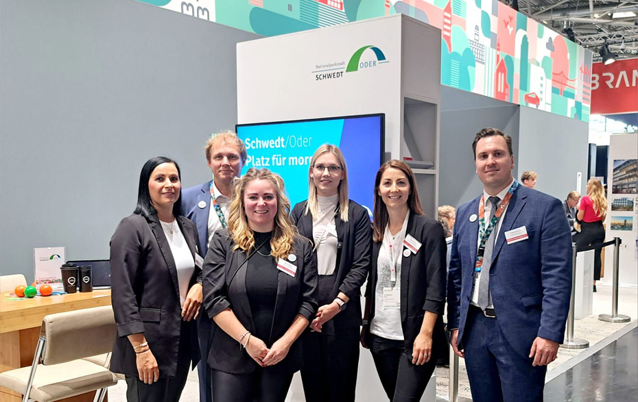 Gruppenfoto vor dem Messestand