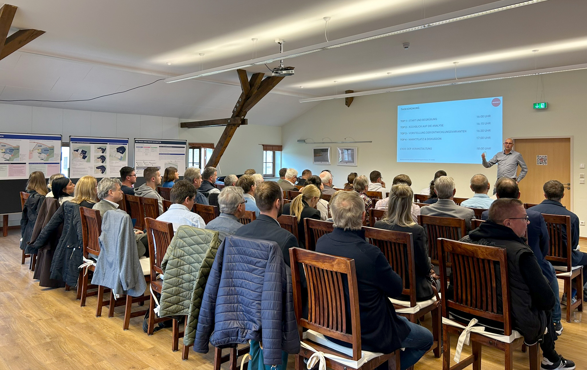 Foto: Publikum folgt dem Referenten und seiner Präsentation