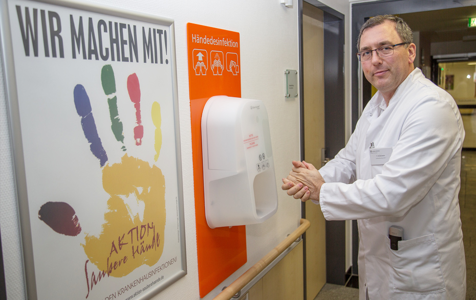 Foto: Arzt am Desinfektionsspender
