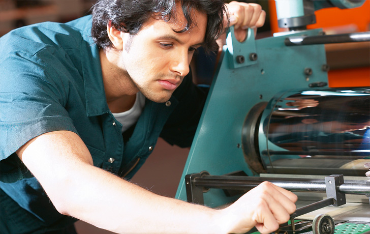 Foto: Arbeiter an einer Maschine