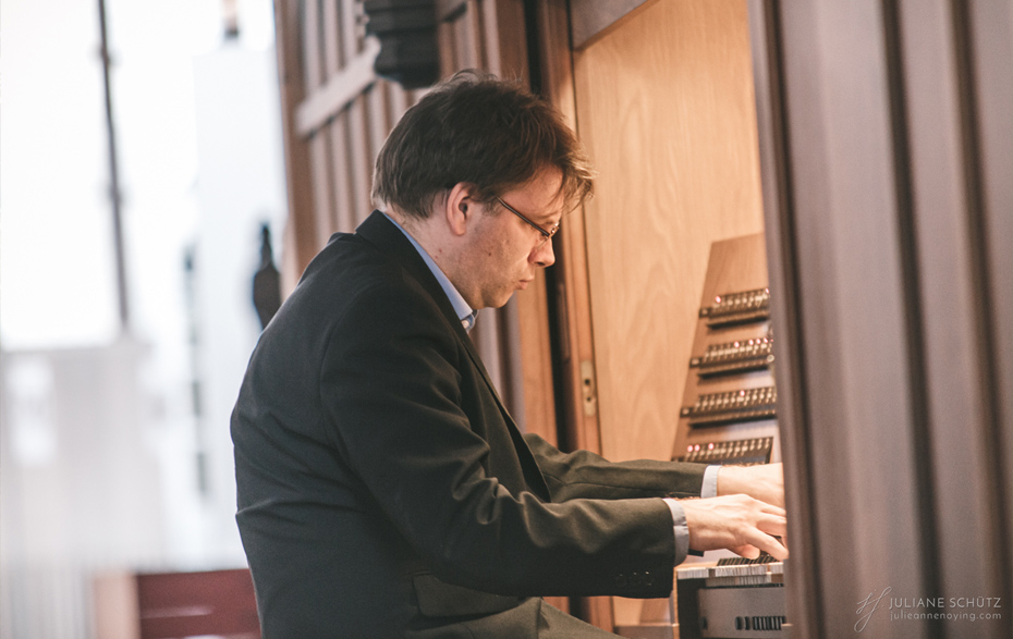 Foto: Mann an der Orgel