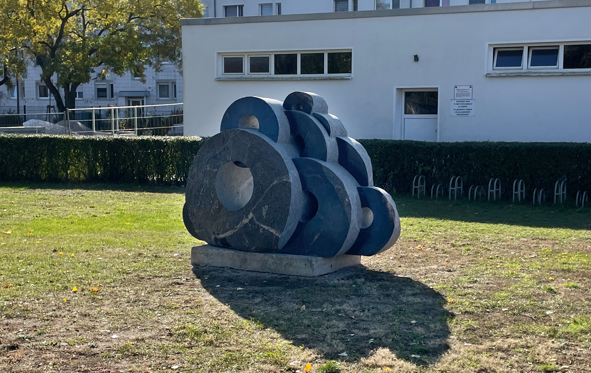 Foto: Der Stein wirkt wie 9 verschieden große und versetzt angeordnete Scheiben