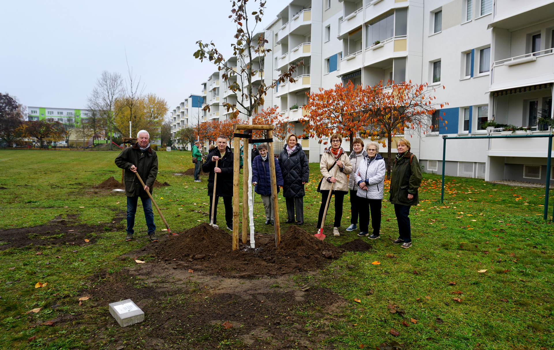 Gruppenfoto mit neu gepflanzten Baum