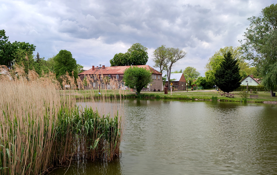 Foto: Blick über den Dorfteich zum Gutshaus