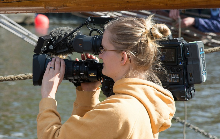 Foto: Frau mit Filkamera auf der Schulter