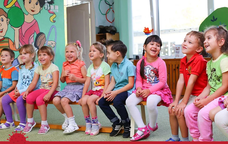 Foto: Kita-Kinder auf einer Bank