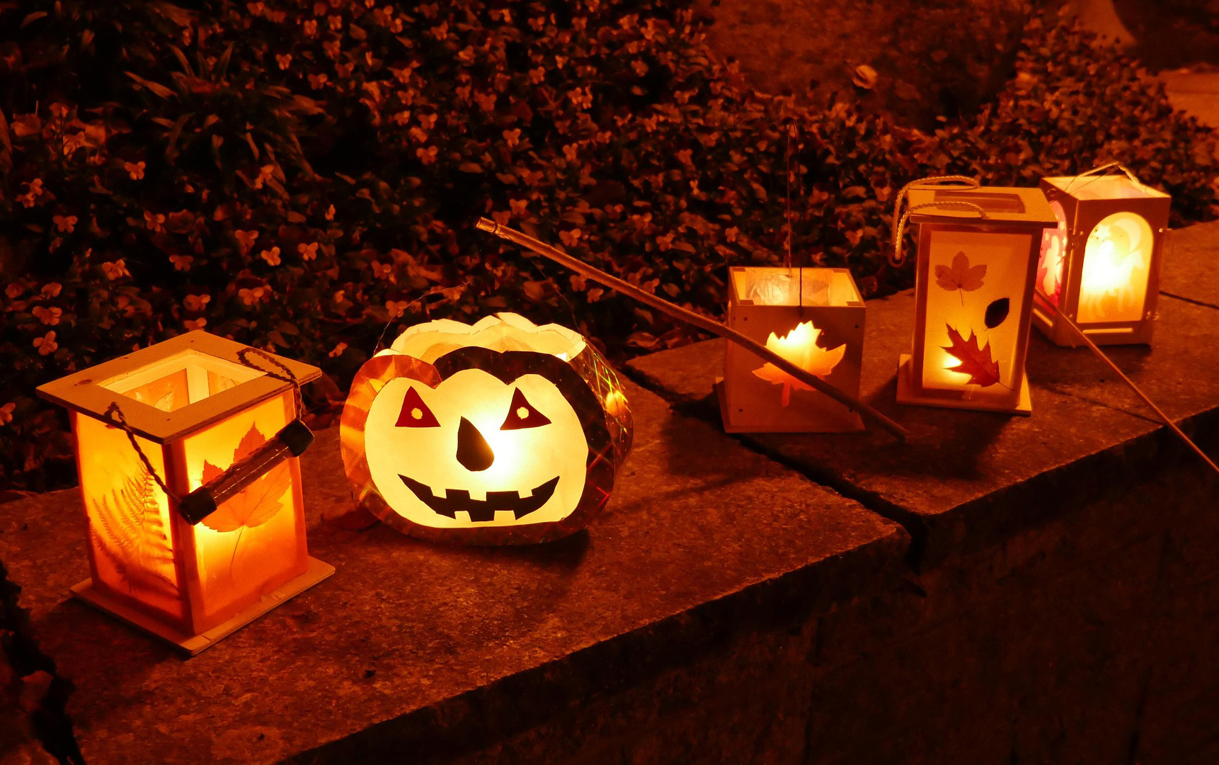 Foto: mehrere leuchtende Laternen im Abendlicht