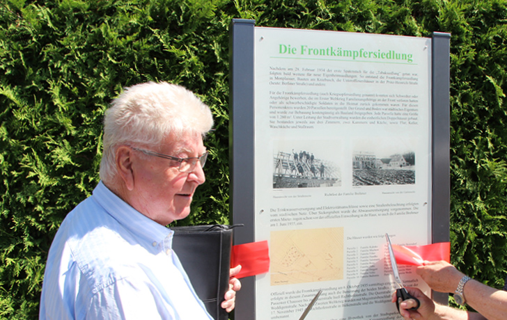 Foto: Thiemer neben der Tafel