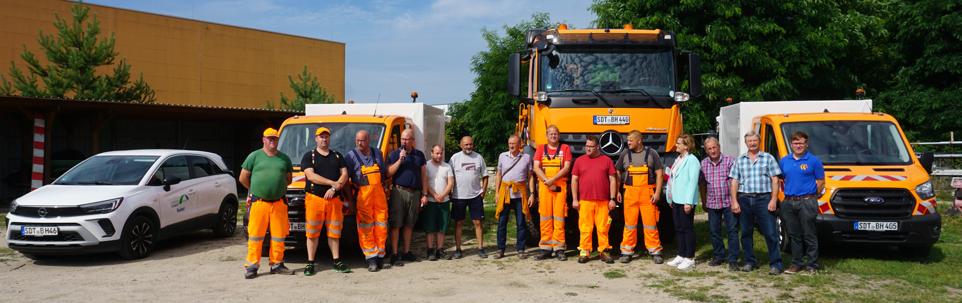 Gruppenfoto mit Fahrzeugen