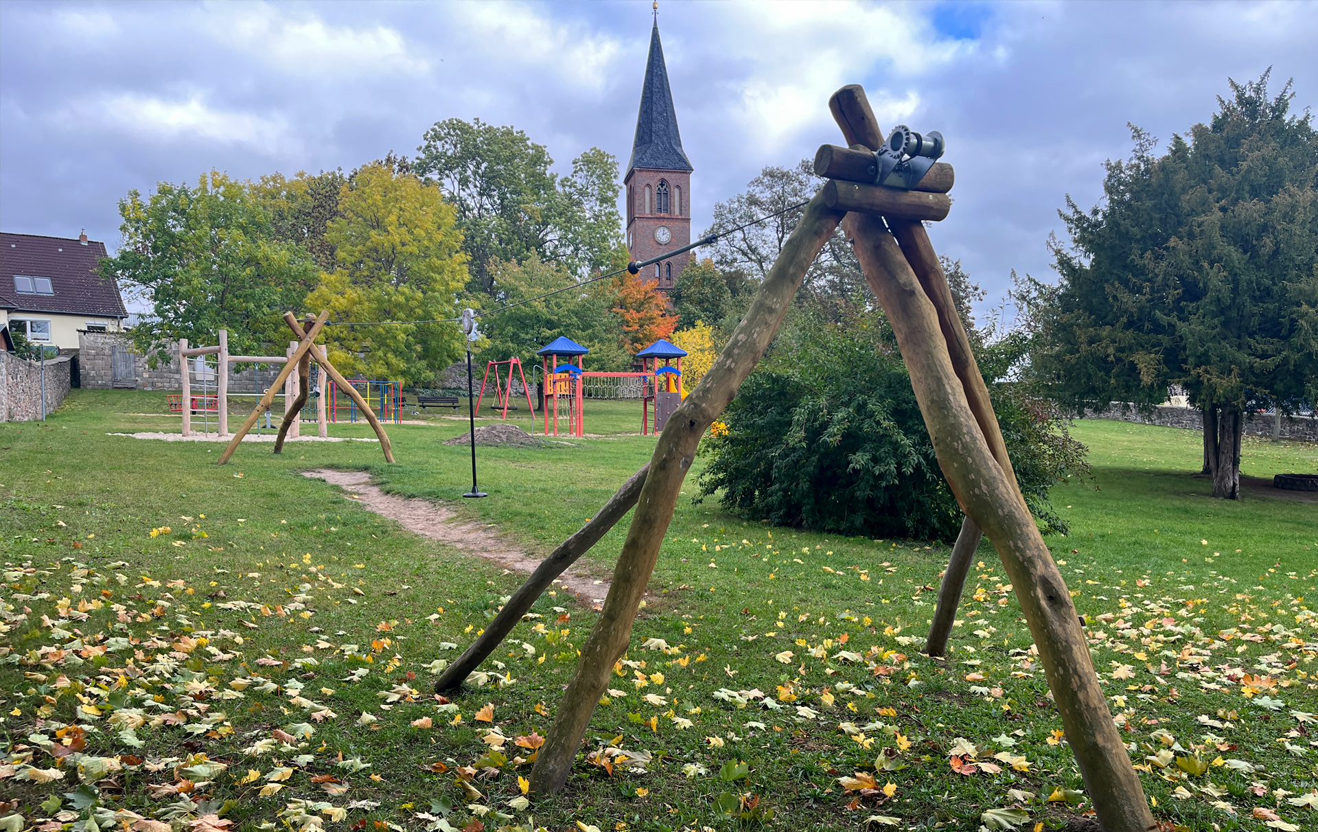 Foto: Spielplatz vor der Kirche
