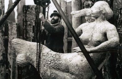 Foto: Der Künstler Axel Schulz mit Nixe