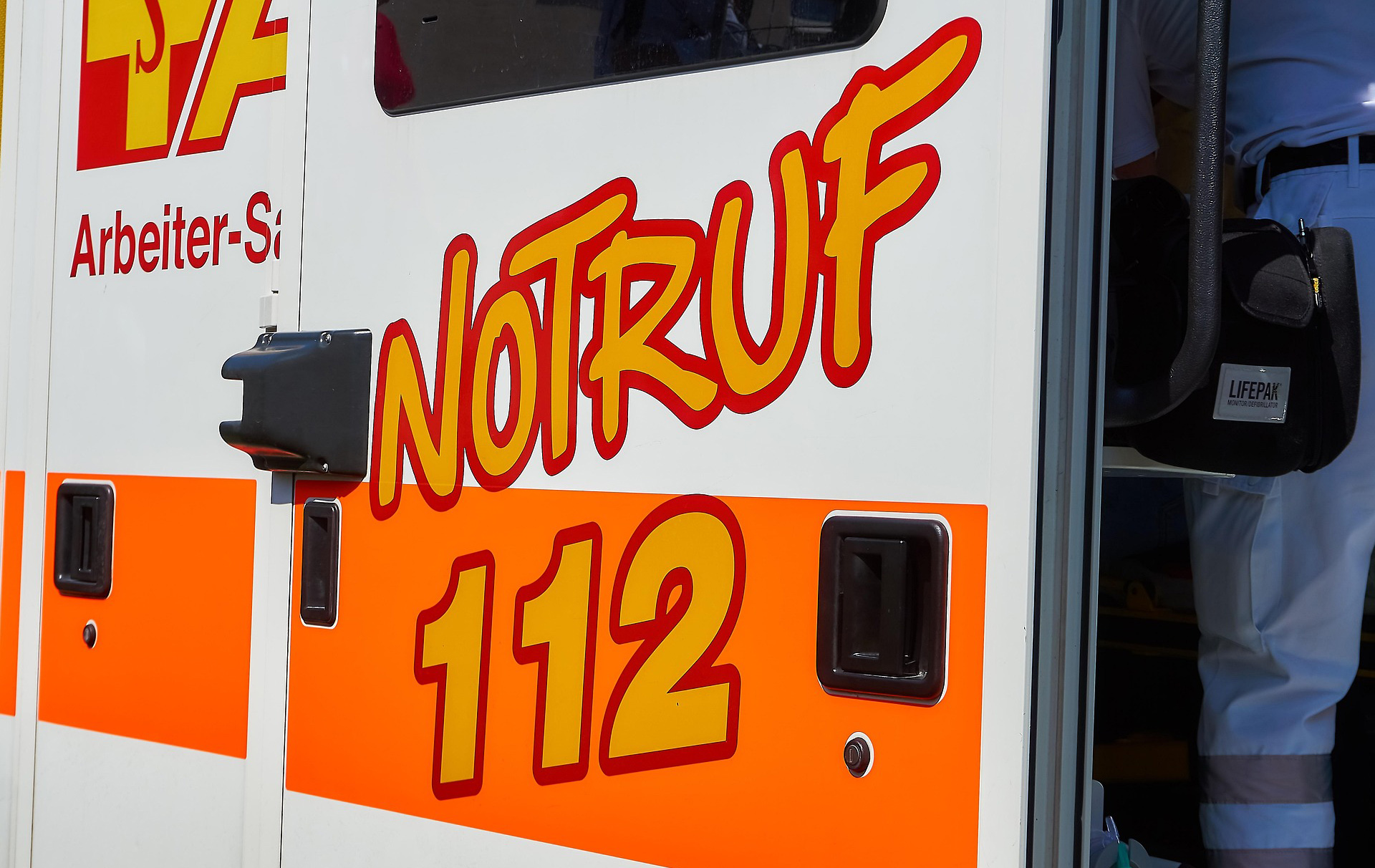 Foto: Aufschrift Notruf 112 auf einem Rettungswagen