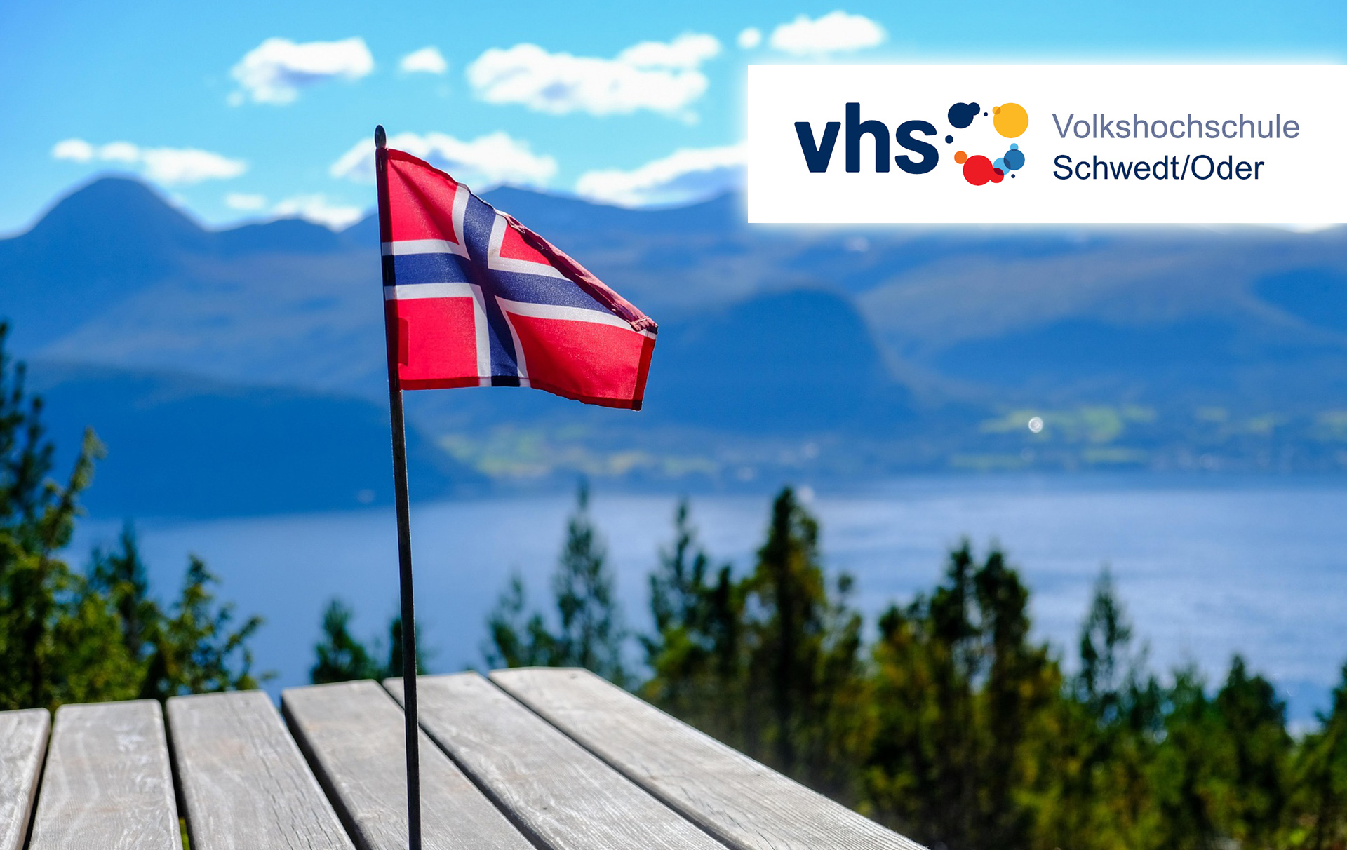 Foto: norwegische Flagge vor einer Landschaft