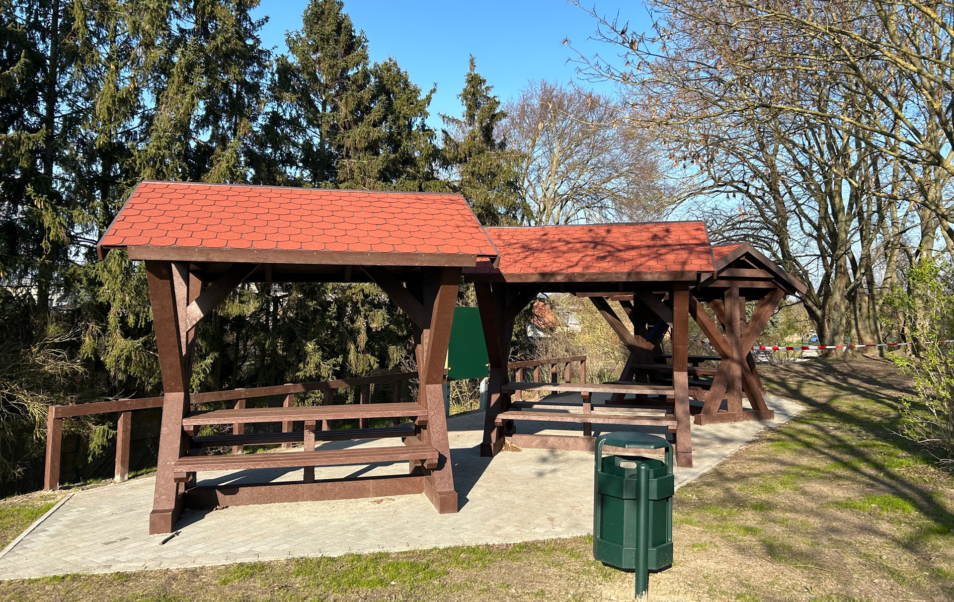 Foto: 4 Sitzraufen und 1 Papierkorb