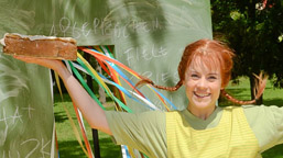 Foto: Porträt von Pippi mit Torte