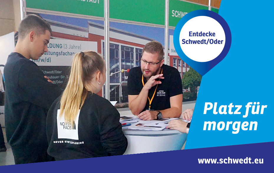 Foto: 3 Personen im Beratungsgespräch bei der Messe sam