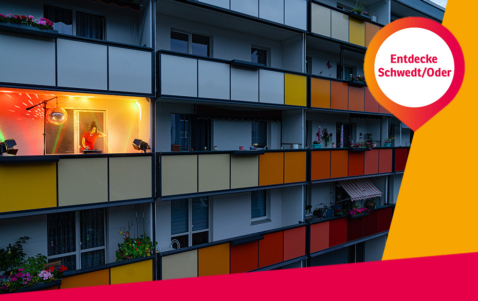 Foto: Frau als DJ auf einem Balkon