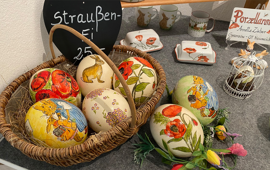 Foto: bemalte Eier und bemaltes Geschirr