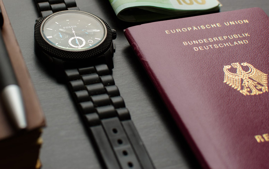Foto: Reisepass und Uhr