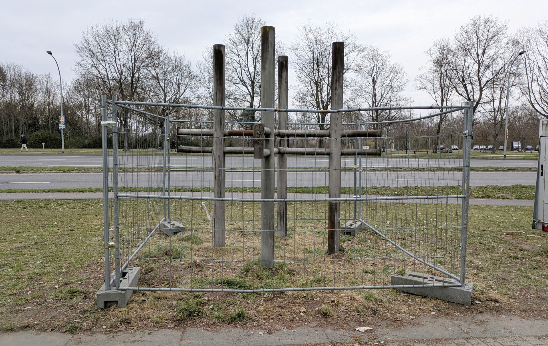 Foto: eingezäunte Tragkonstruktion