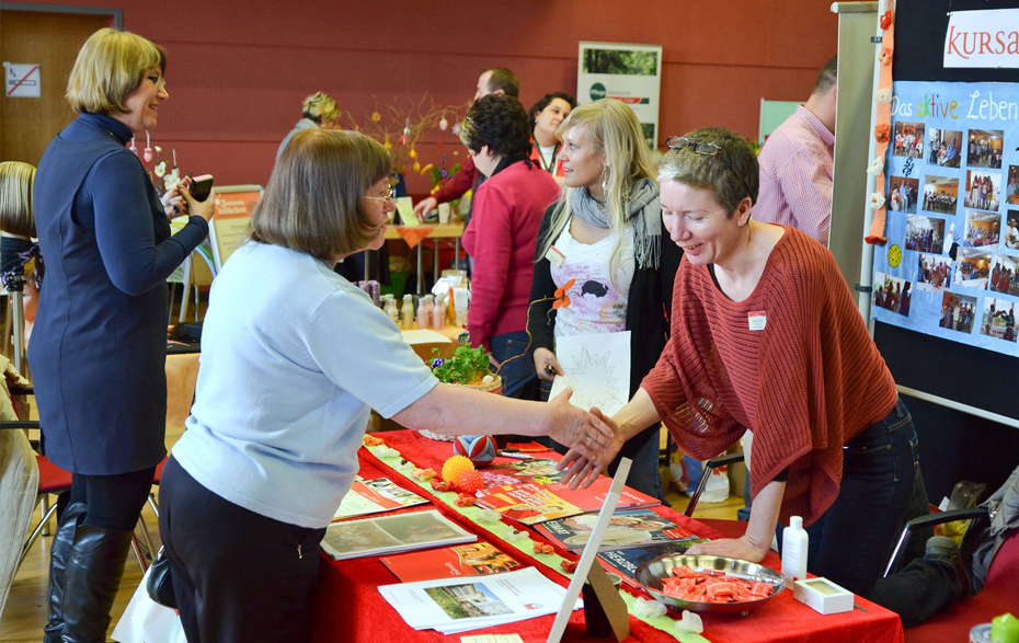 Foto: Messestand mit Publikum Foto: Messestand mit Publikum