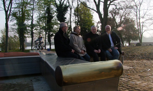 Zdjęcie: Cztery osoby siedzące na ławce w kształcie krzyża