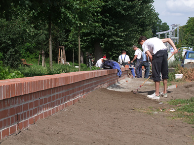 Foto: Jugendliche bei den letzten Handgriffen