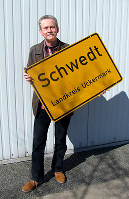 Foto: Bernd Fetchenheuer mit Ortsschild Foto: Bernd Fetchenheuer mit Ortsschild
