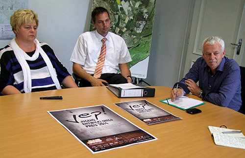 Foto: 3 Personen sitzen an einem Konferenztisch Foto: 3 Personen sitzen an einem Konferenztisch