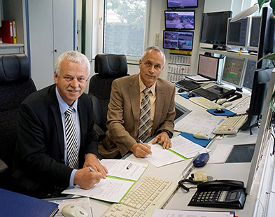 Foto: Bürgermeister und Stadtwerke-Geschäftsführer unterzeichnen Verträge im Kontrollraum