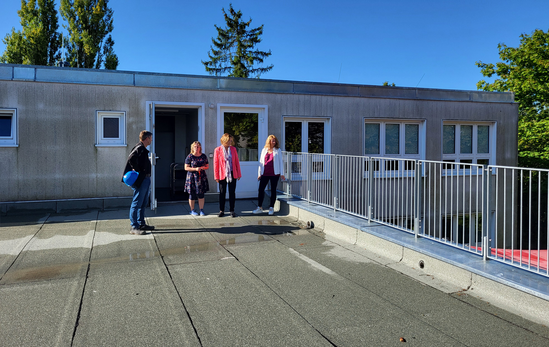 Foto: Besichtigung des sanierten Daches durch 4 Personen