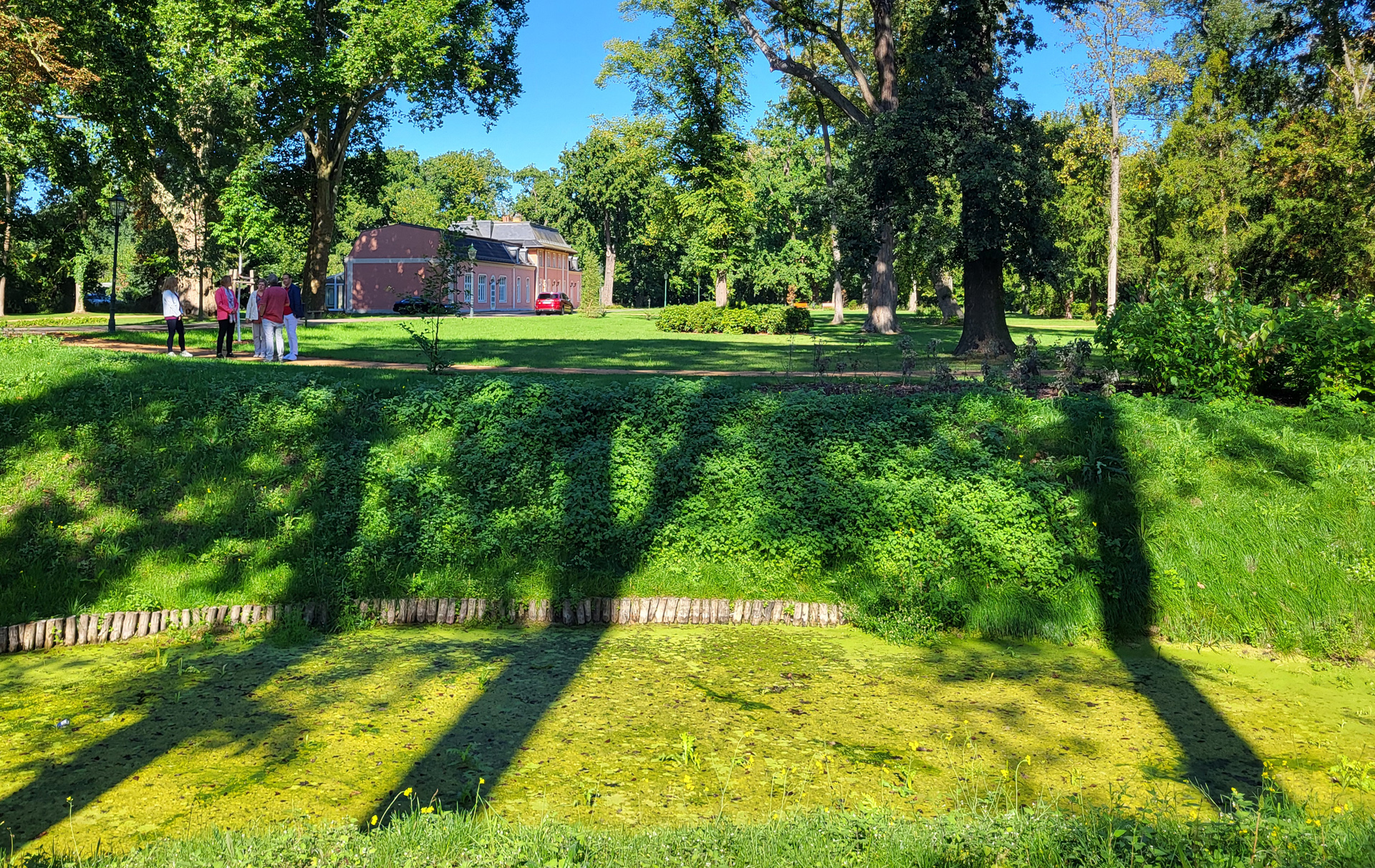 Foto: Park mit Teich und neugestalteten Wegen