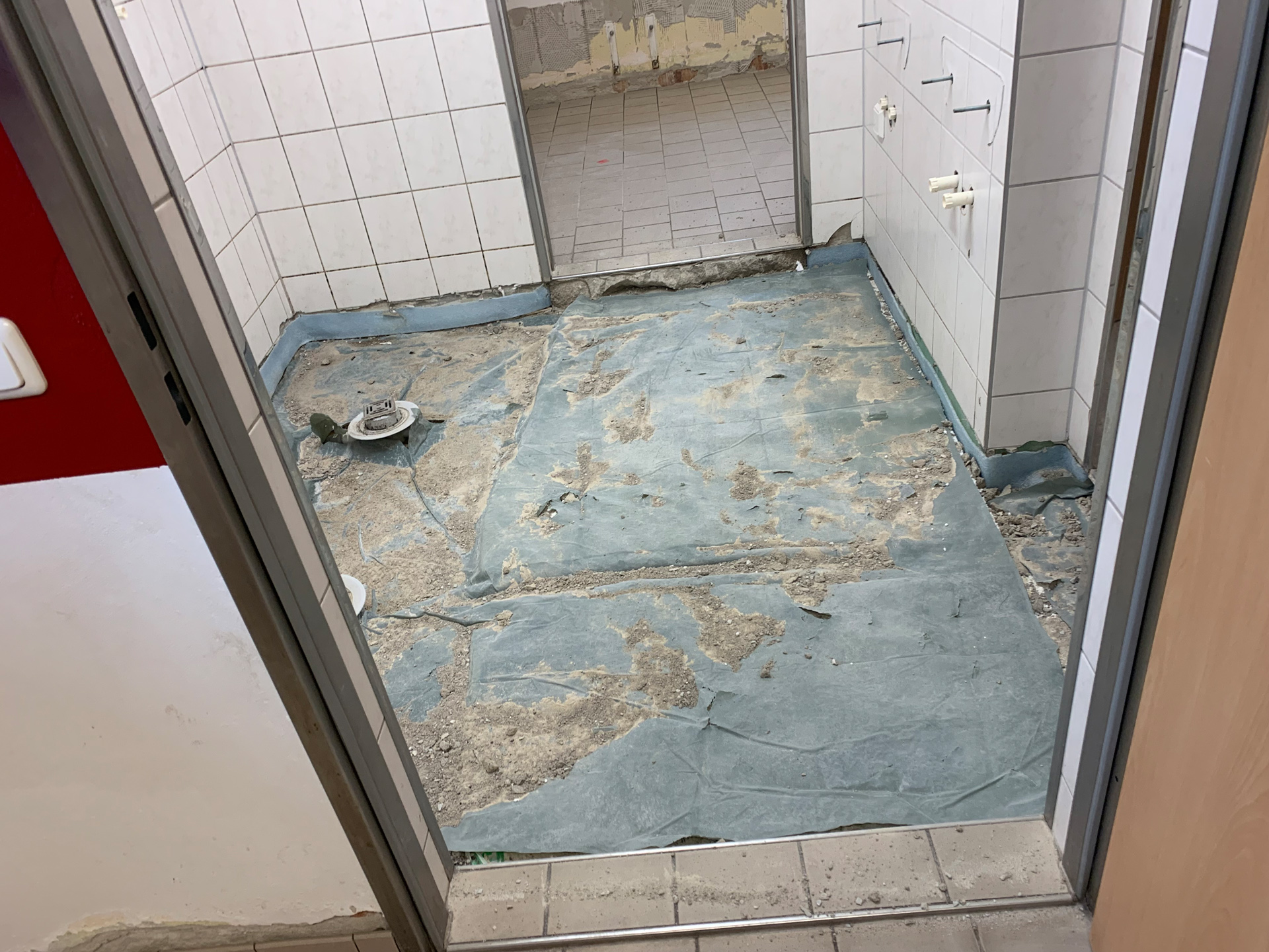 Foto: Sanitärraum vor der Sanierung