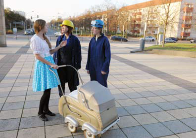 Foto: 3 Personen mit historischem Kinderwagen stehen auf dem Vorplatz der Ubs in Richtung Lindenallee. Foto: 3 Personen mit historischem Kinderwagen stehen auf dem Vorplatz der Ubs in Richtung Lindenallee.