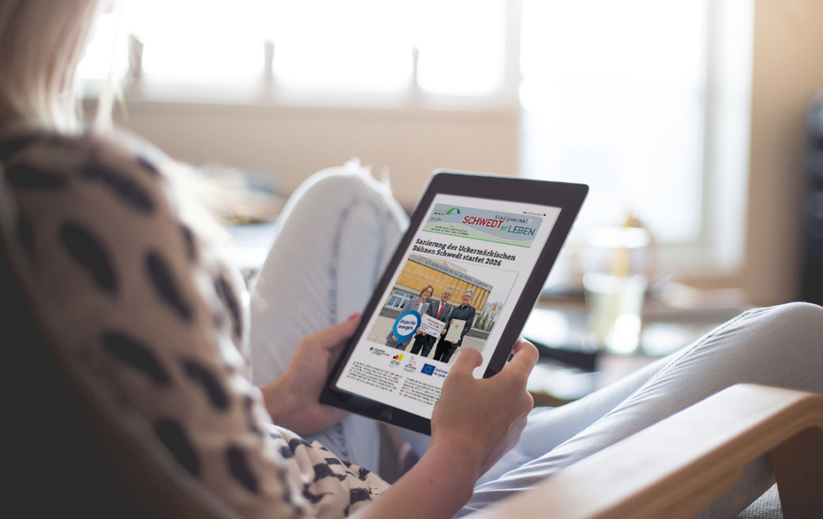 Foto: Leserin mit Tablet