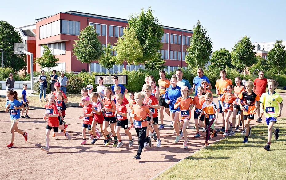 Foto: Kinder beim Wettlauf auf dem Sportplatz Dreiklang